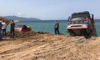 Trabzon'da deniz dolgusu çöktü; 3 kamyon kıyıda asılı kaldı