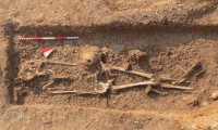 2 bin 200 yıllık mezarda göz kremi kabı bulundu