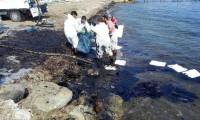 Foça'da denize akaryakıt boşaltan gemi bulundu