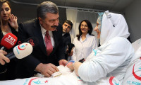 Sağlık Bakanı Koca'dan yılın ilk bebeğine ziyaret