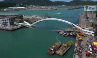 Tayvan'da köprünün çökme anı güvenlik kameralarına yansıdı