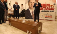 Burdur Belediye Başkanı muhtarlara tabut hediye etti