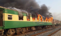 Pakistan'da yolcu treni alev aldı 