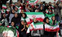 İranlı kadınlardan maç biltlerine hücum