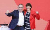 Koalisyon dağılacak mı? Alman SPD yeni eş başkanlarını seçti