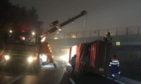 Bakırköy’de TIR'daki konteyner yola devrildi
