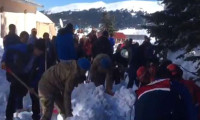Uludağ'da çok sayıda kişi çatıdan düşen karın altında kaldı