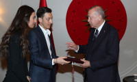 Mesut Özil ve nişanlısı Cumhurbaşkanı Erdoğan'a davetiye verdi