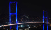 İstanbul'un köprü ve kuleleri maviye büründü