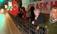 Vatandaşlar Erdoğan'ın Kısıklı'daki evinin önünde toplanmaya başladı