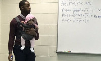 ABD'li öğretmen öğrencisinin bebeğini ders boyunca kucağında taşıdı