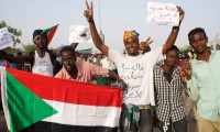 Sudan'da protestocuların sevinci kısa sürdü