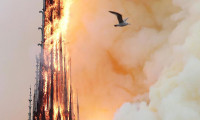 Notre Dame yangınında kulenin yıkılma anı 