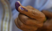 Hindistan'da yanlışlıkla iktidar partisine oy verince parmağını kesti