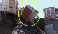 İstanbul'da 4 katlı bina, canlı yayında çöktü