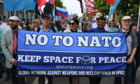 ABD’li aktivistler, 'NATO’ya hayır' pankartıyla Kırım’daki 1 Mayıs yürüyüşünde