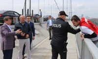 Davutoğlu köprüde intiharı önledi!