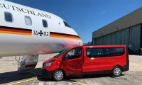 Almanya'da devlet uçağına minibüs çarptı