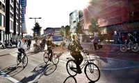 Hollanda'da bisiklet sürücülerine cep telefonu yasağı