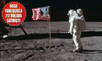 Ay'a ayak basılan anın görüntüleri 1,8 milyon dolara satıldı