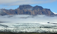İzlanda, dünyanın eriyip kaybolan ilk buzulu için anıt dikti
