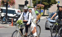 Korna yok, kurşun yok: Düğüne bisikletle gittiler