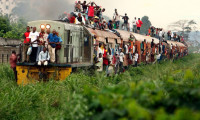 Kongo'da bir yolcu treni raydan çıkınca felaket yaşandı