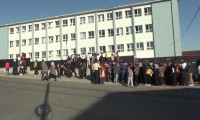 Arnavutköy'de az hasarlı okul önünde veli eylemi