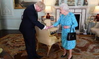 Kraliçe Elizabeth'in Johnson'ı görevden alacağı iddia edildi