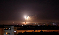 Suriye'nin kontrol ettiği askeri hava üssüne çok sayıda füze atıldı