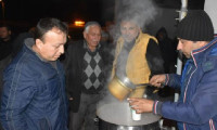 Akhisar'da vatandaşlara sıcak çorba ikramı