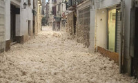 İspanya'da bir kasabanın sokaklarını köpük kapladı