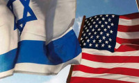 İran'da bir fabrika yakılması için ABD ve İsrail bayrakları üretiyor