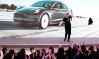 Elon Musk'tan Çin'de danslı tanıtım
