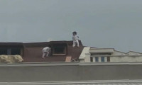 Çocukların çatıdaki tehlikeli oyunu kamerada