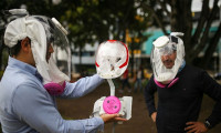 Kolombiya'da Kovid-19'dan korunmak için üretilen yeni kask