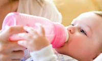Biberonla beslenen bebekler için mikroplastik uyarısı