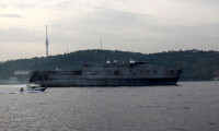 ABD savaş gemisi Boğaz'dan böyle geçti