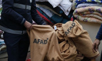 Depremzedelere gönderilen battaniyeler işportada ele geçirildi