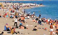Antalya'da sahiller doldu taştı