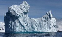 Dünyanın en büyük buzdağı parçalanmaya devam ediyo