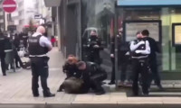  Alman polisi, başörtülü kadını maske takmadığı gerekçesiyle yere yatırıp kelepçeledi