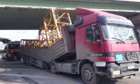 Esenyurt'ta TIR köprü altına sıkıştı, trafik durdu