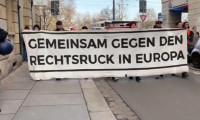 Almanya'da insanlar aşırı sağa karşı sokaklarda