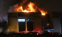 Okul binasının üstündeki tekstil atölyesinde yangın