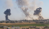 Rus savaş uçakları İdlib'de sivil köyleri vuruyor