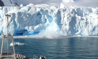 Antarktika'da dev bir kütlenin buzuldan kopma anı