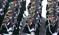 İran'da askerler sokak ve caddeleri boşaltacak
