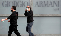 İtalyan modacı Armani, fabrikalarında tıbbi tulum üretecek