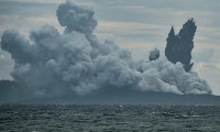 Endonezya'da Anak Krakatau Yanardağı patladı